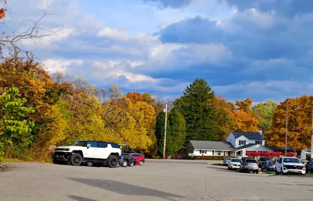 North Park: Your Perfect Autumn Escape Near Pittsburgh! 🍂🚣‍♀️