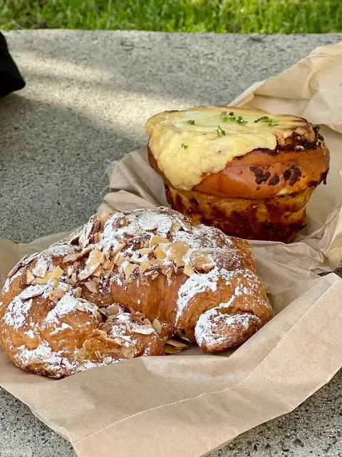 🇨🇦 ​​Purebread Bakery: Where Diets Go to Die (Happily)!​​ 🍰💥