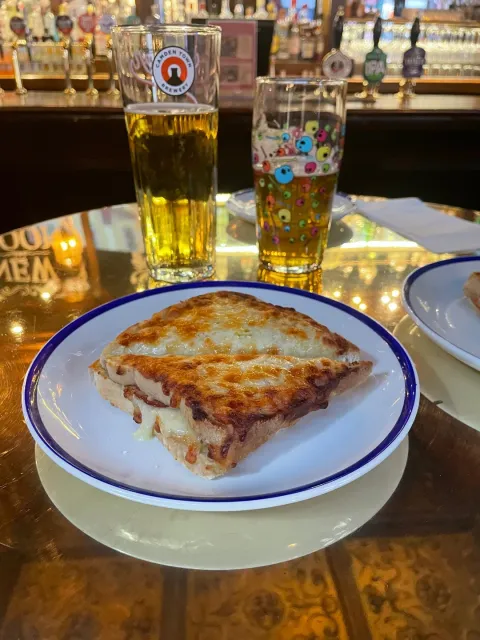 Fast Food? More Like FAB Food! 🍻✨ A Quick Lunch at Leadenhall Market