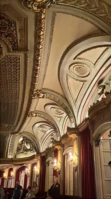 Exploring Chicago: The Iconic Chicago Theatre 🎭