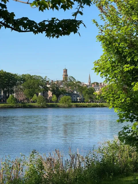 Charles River Walk: Boston’s Urban Oasis 🌿