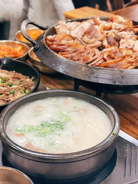 This restaurant offers a variety of beef bone soups
