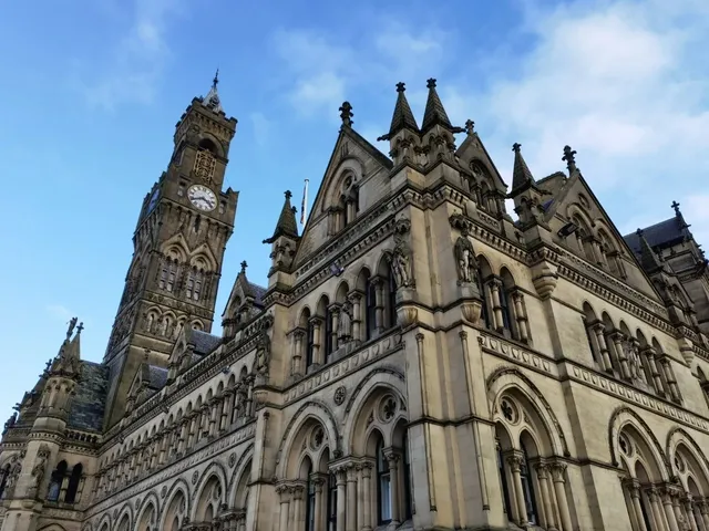🇬🇧 Bradford Travel Guide 🧳