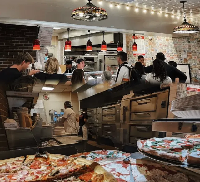 New York 🇺🇸 | Must-Try Food: Joe’s Pizza 🍕