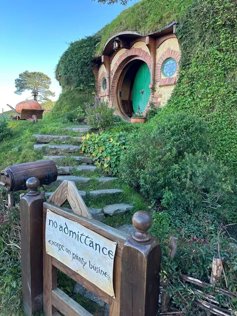 Hobbiton: A Must-Visit Attraction 2 Hours' Drive from Auckland 🚗  