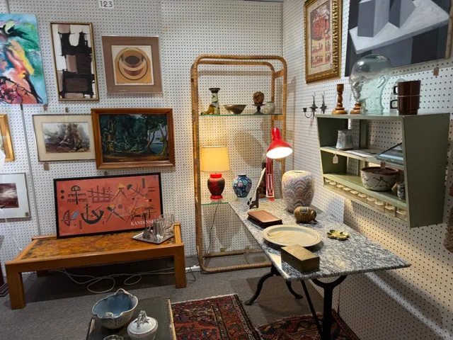 🛋️ Eclectiques Antique Mall: Columbus' Vintage Wonderland! 🌟