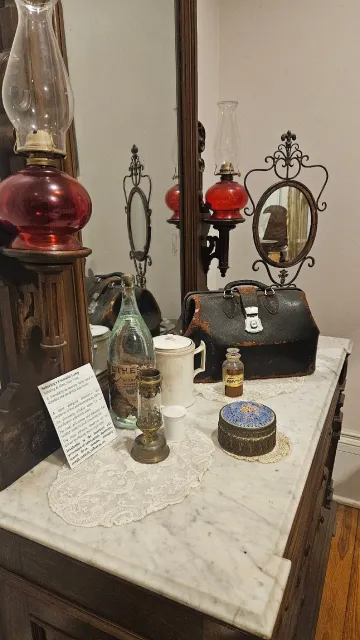 Step Back into the 19th Century! 🕰️🏛️