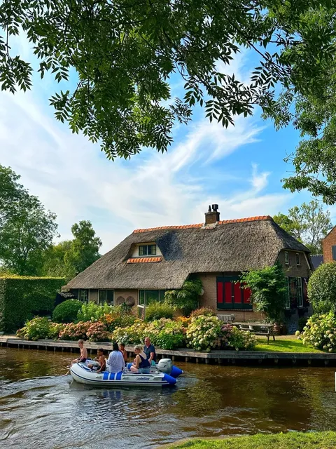 Netherlands! The idyllic Giethoorn!