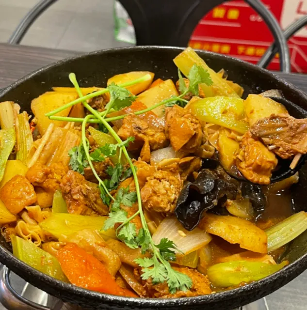 Fluffy sticky sauce spicy hot pot! Rooster soup stew and fried skewers