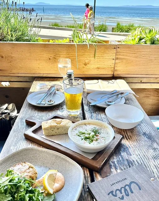 ​​White Rock’s Seaside Gem | Uli‘s – Ocean Views & Fresh Seafood​​ 🌊