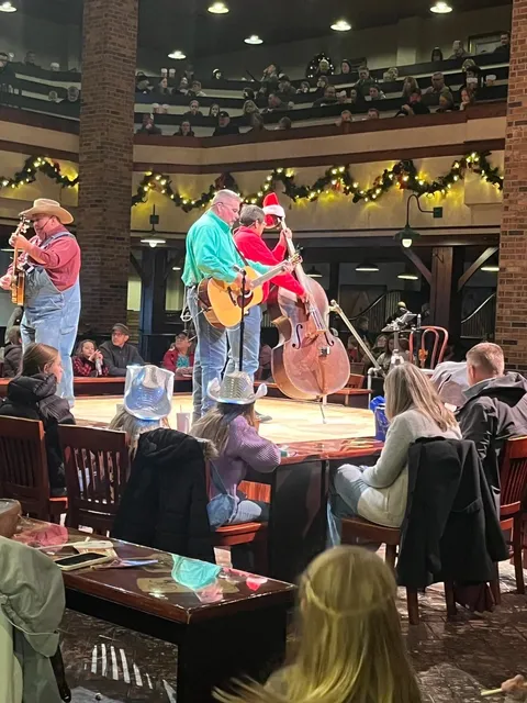 🇺🇸 Dolly Parton's Stampede Branson – A Festive Family Experience! 🎄