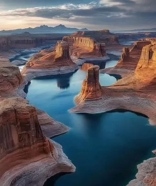 🌴 Lake Powell: A Desert Oasis of Adventure & Beauty 💧