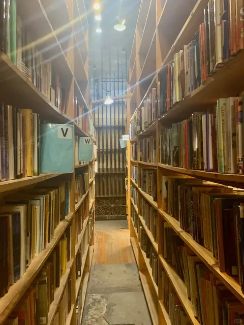 📚Chicago's Hidden Labyrinth of 70,000 Used Books