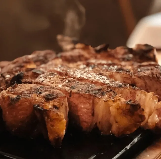 This steak is so delicious that I licked the plate clean.