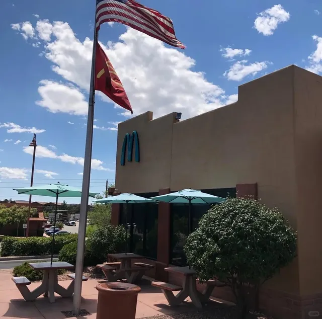🇺🇸 Why is the McDonald’s in Sedona, Arizona, Teal? 🍟🔵