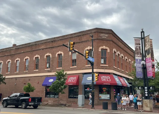 Discover Boulder’s Famous Pearl Street Mall 🛍️🏔️✨