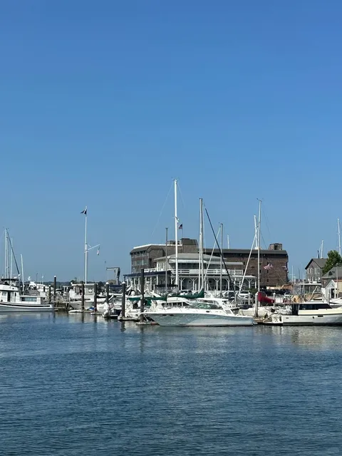 Newport, RI | An Affordable Lobster Spot by the Sea 🦞