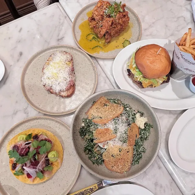 🇨🇦 ​​Maxine’s: The Best Fried Chicken in Vancouver?​​ 🍗✨