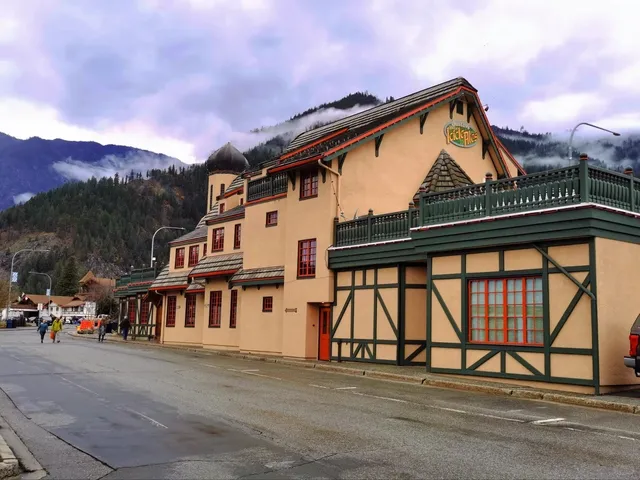 🇺🇸✨ Leavenworth: Seattle’s Instagram-Famous Bavarian Getaway! 🏔️🏘️