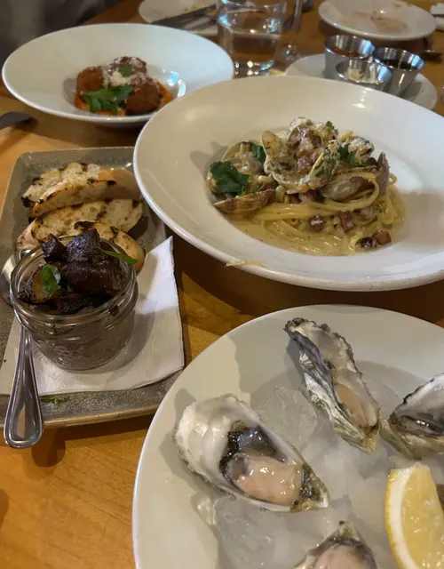 📍 Where to Go for Happy Hour in Victoria? 🍹