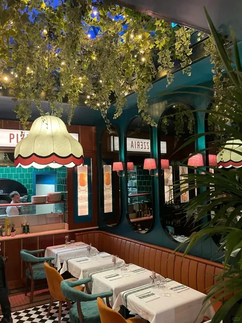 Charming Restaurant Near the Trevi Fountain in Rome 📸