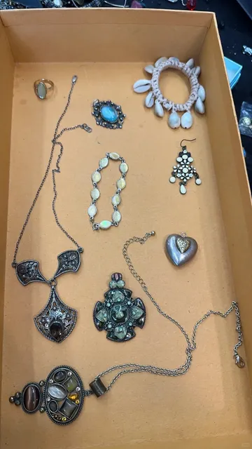 🇬🇧 London’s Hidden Gem: £1 Vintage Jewelry Market in Covent Garden! 