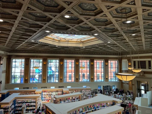 ✨ Chicago's Most Beautiful, Artsy & Hidden Gem Bookstores ✨