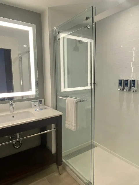 Four Points Flushing: Your Go-To Budget Stay in NYC 🏙️💫