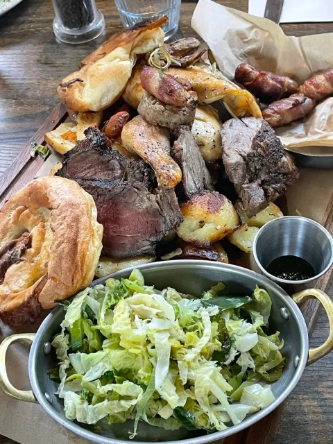 🍖 Sunday Roast at The Hope – An Absolutely Unforgettable Feast! 