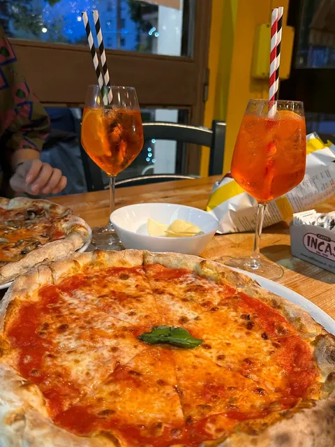 Milan - Pizza Shop Under the Residential Building 🍕