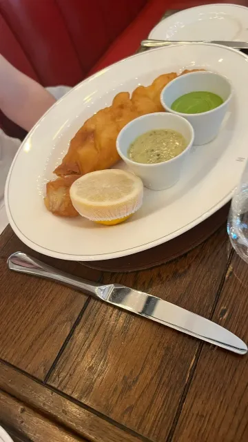 A Lunch of Pies & Gin – A Quirky & Cozy Spot! 🥧🍸