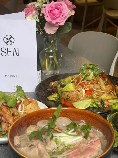 Exploring Edinburgh | Falling in Love with Pho in the UK!