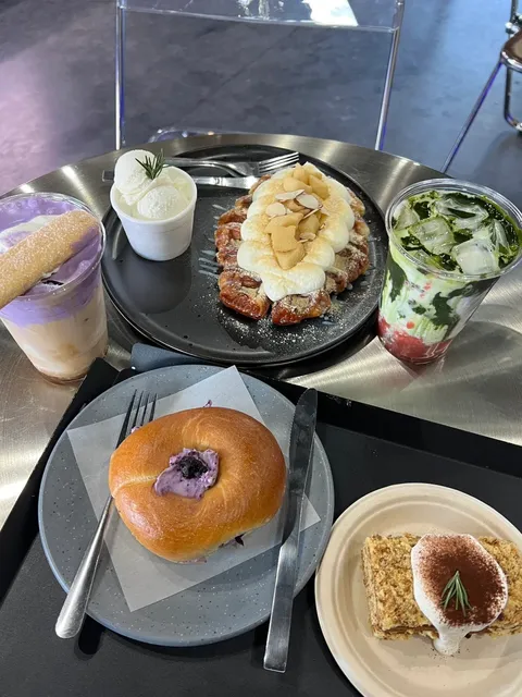 There are so many amazing coffee shops around! 🫶🏻