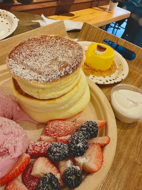 🇺🇸 DMV Food Discovery | Irresistible Strawberry Soufflé Pancakes 🥞