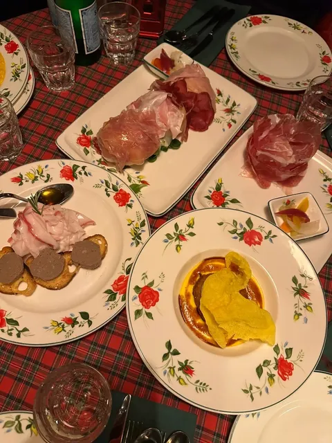 🍷 This Restaurant is So Busy! 🍽️ | Milan