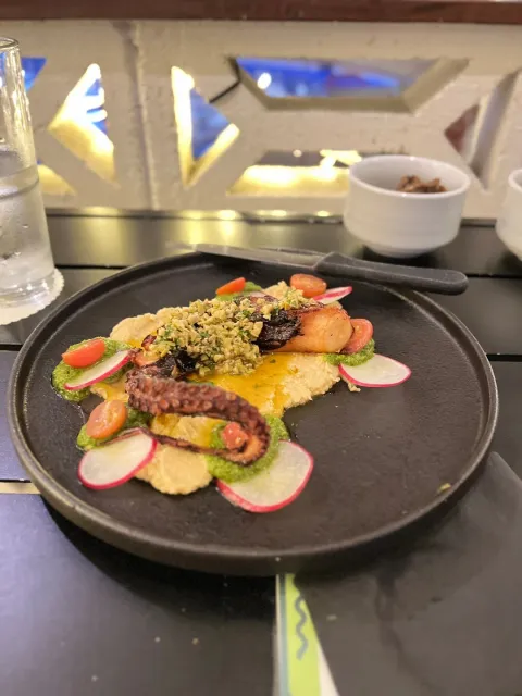 A "Must-Try" in Waikīkī! 🌺🍽️🎶