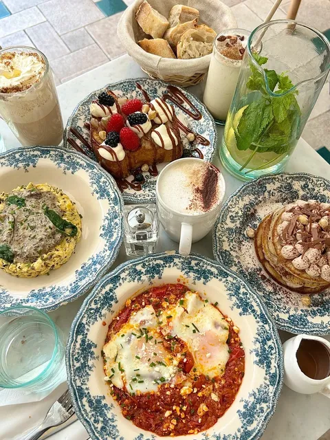 Paris’ Must-Eat Brunch: La Petite Bleue – A Flavor Symphony! 🎻✨
