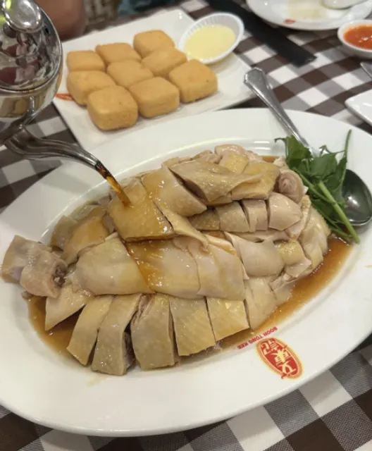 🇸🇬 The Ultimate Hainanese Chicken Rice Experience in Singapore!