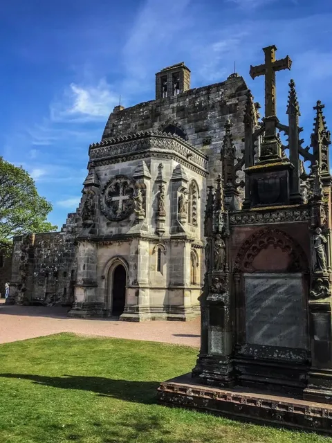 Edinburgh Day Trip | The Mysterious Rosslyn Chapel ⛪️✨