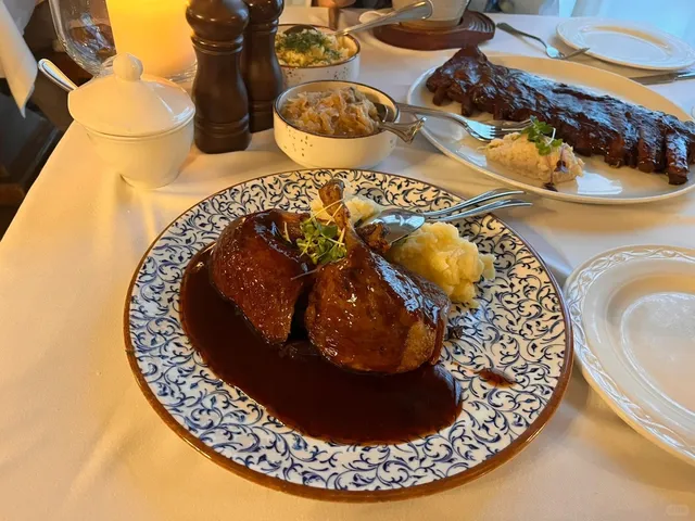 "Stary Dom: Warsaw's Cozy & Festive Polish Food Haven! 🎄🍽️"