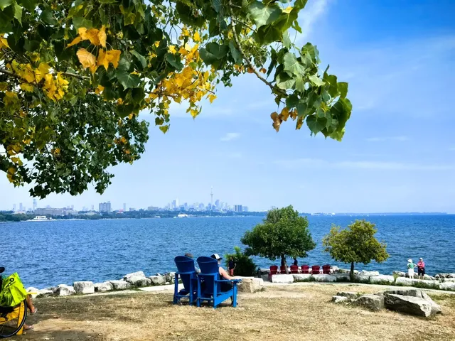 🇨🇦 Toronto Lakeside Paradise | Sunnyside Beach & Humber Bay Walk 🚶♀
