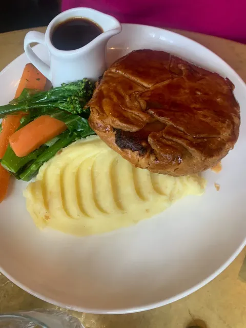 Solid Food & Bar Scene at The Bedford! 🍻