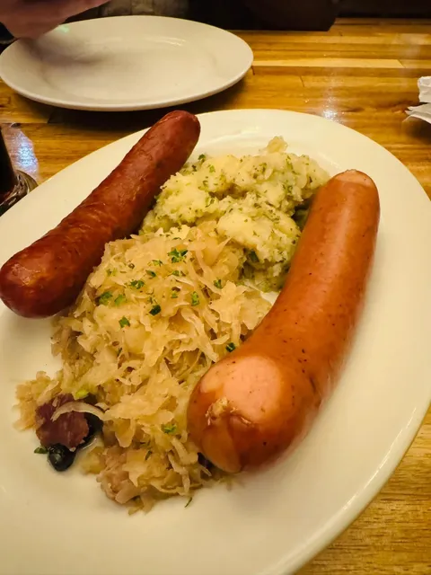 German Bistro in Philly — Beer + Pork Knuckle 🍺🍖