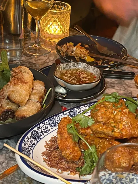 LA | Wallflower | Blossoming Vibes in a Moody Gem 🌸🍷