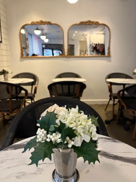 New York's Instagram-Famous Café Flop 📸