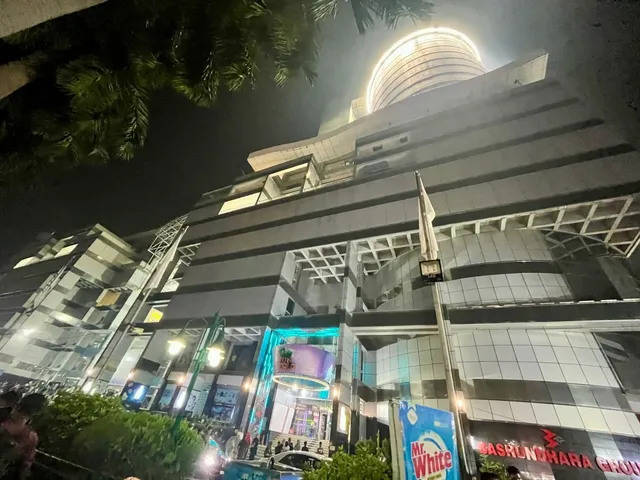  Bashundhara City Shopping Complex - Dhaka's Retail Paradise!