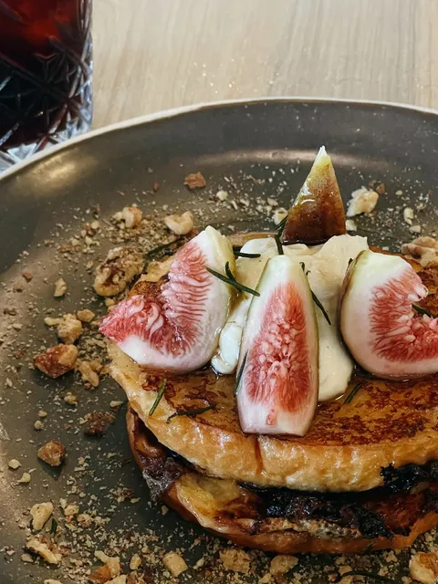 Fig Lover's Paradise: The Pancake That Redeemed Australian Desserts! 