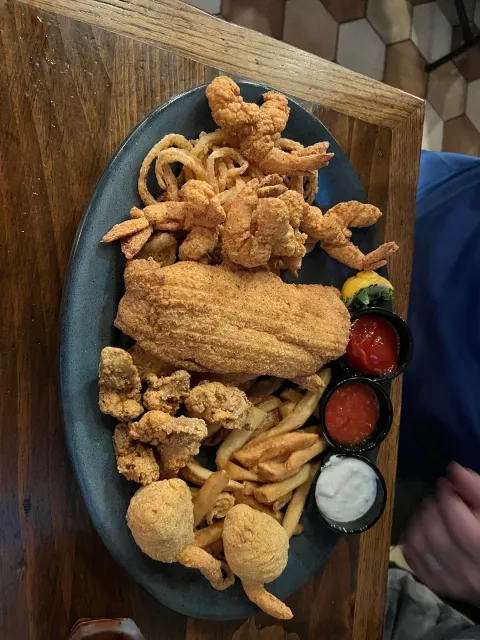 Delicious Seafood with a View of the Mississippi! 🌊🍤🌅