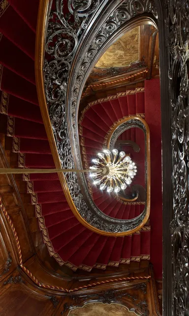 🇬🇧 Step Into This Jaw-Dropping Spiral Staircase