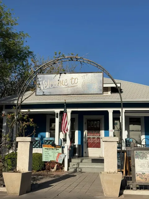 New Mexico｜Breakfast at the Blue House with a Sweet Resident Cat 🐱💙